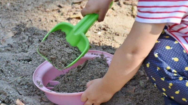 Jakie techniki pomagają dziecku budować pewność siebie w grupie?