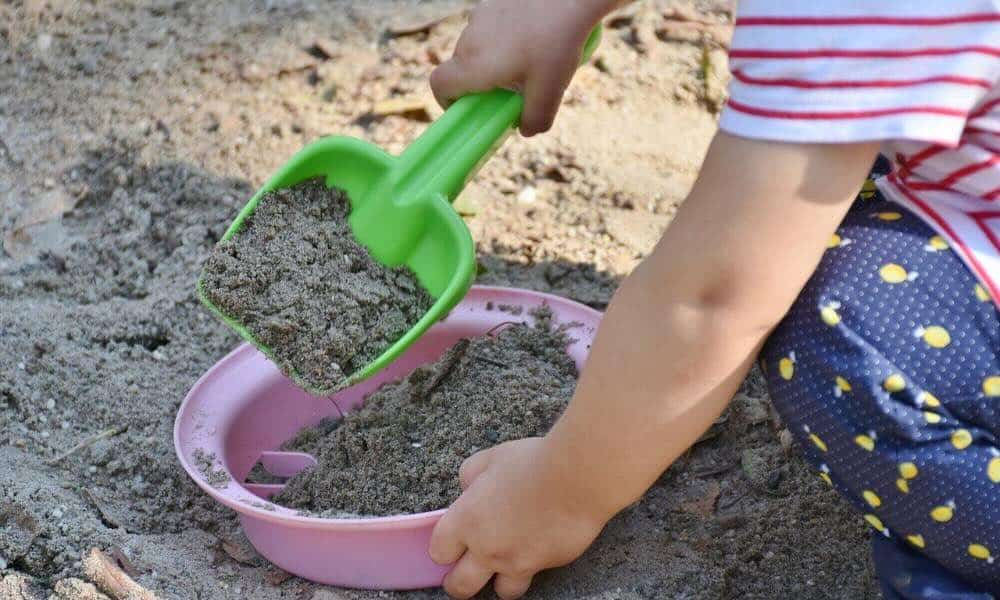 Jakie techniki pomagają dziecku budować pewność siebie w grupie?