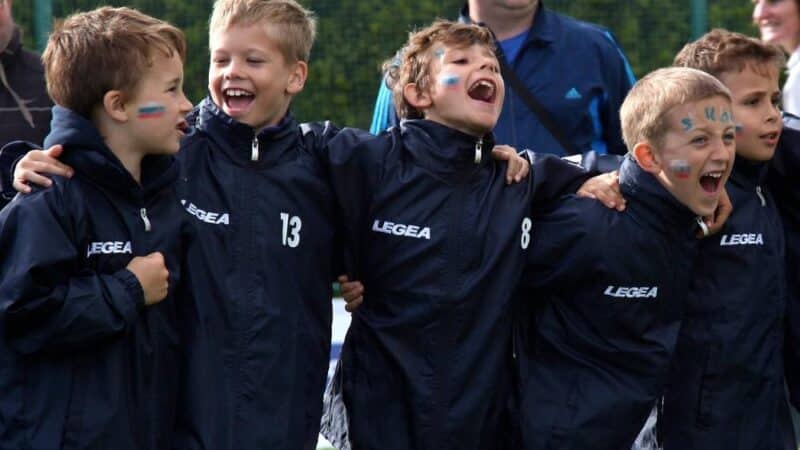 Jakie sygnały świadczą o tym, że dziecko jest pod wpływem presji społecznej?