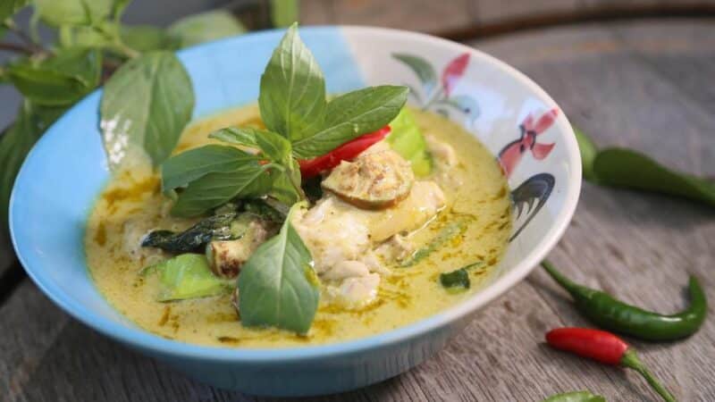 Najpopularniejsze przyprawy w kuchni indyjskiej: Odkryj sekret aromatów