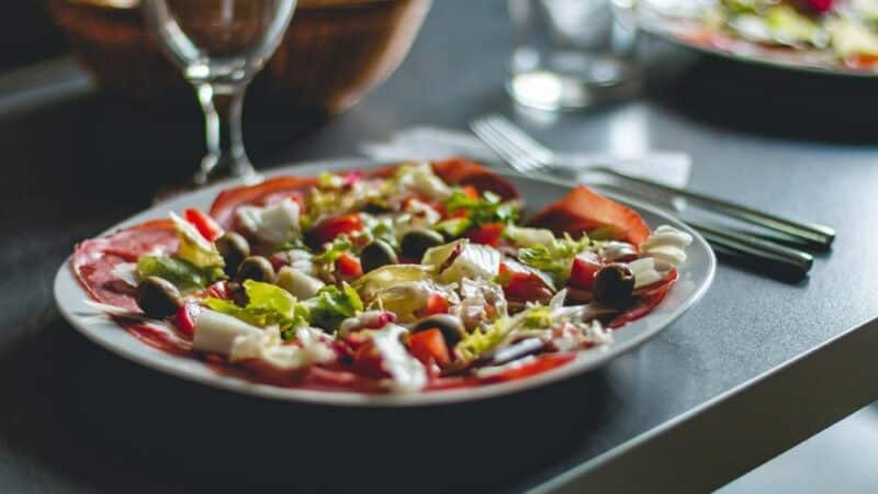 Jakie są podstawowe składniki kuchni greckiej?