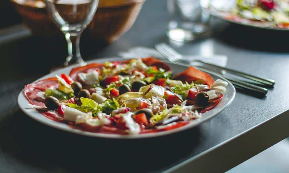 Jakie są podstawowe składniki kuchni greckiej?